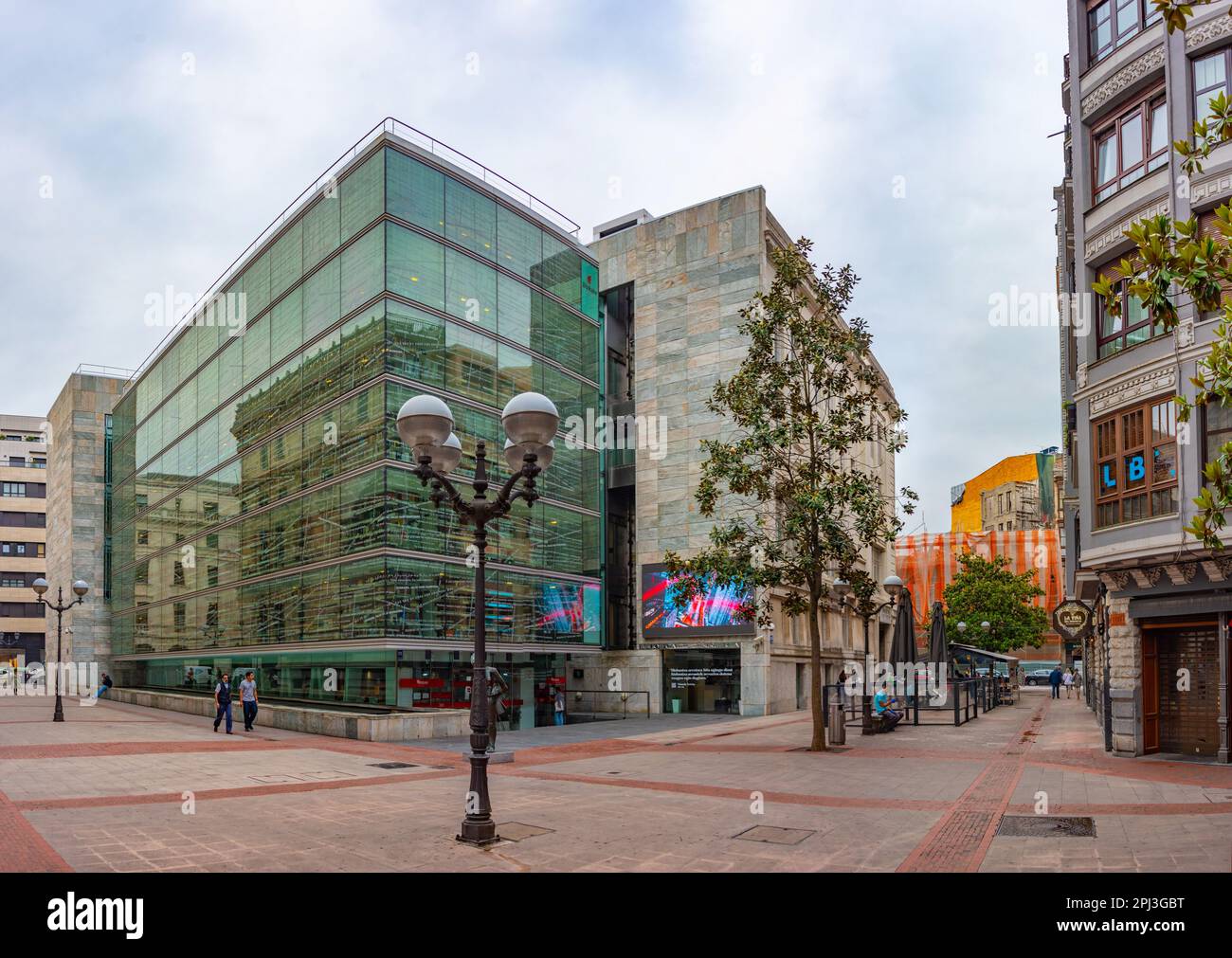 Bilbao, Spanien, 3. Juni 2022: Die Menschen passieren die Straßen von Bilbao, Spanien. Stockfoto