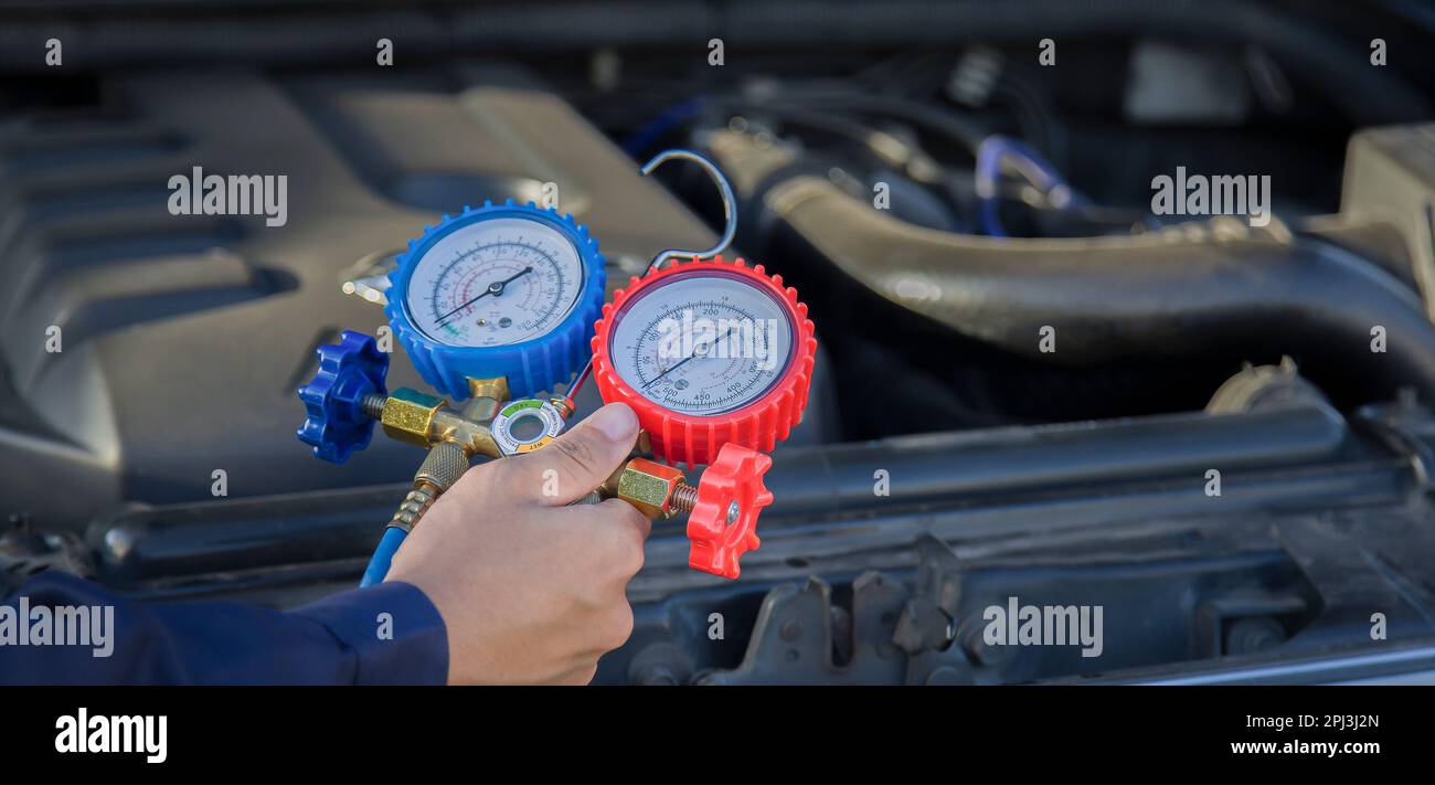 Auto Klimaanlage Check Service, Lecksuche, Kältemittel füllen  Stockfotografie - Alamy