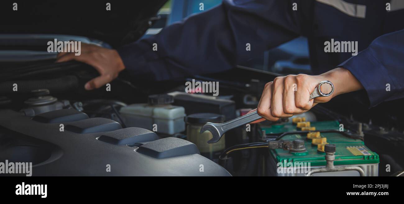 Der Mechaniker arbeitet am Motor des Autos in der Garage, Autoreparaturdienst. Stockfoto