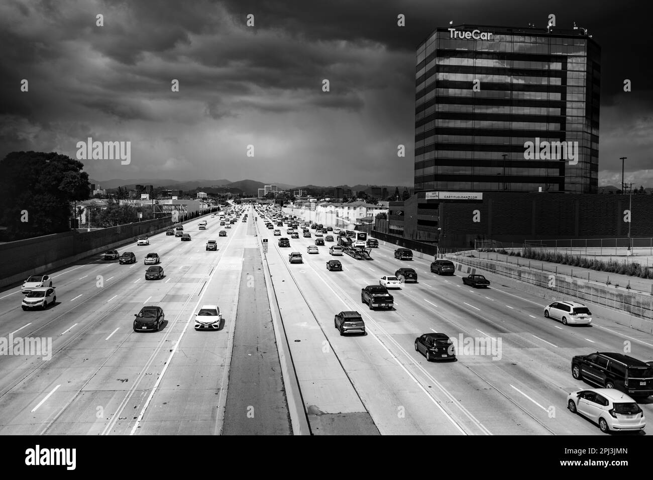 Los Angeles, Kalifornien, USA. 30. März 2023. Autofahrer fahren auf dem 405 Expressway, einem wichtigen Highway in Südkalifornien, der Los Angeles im San Fernando Valley über den Sepulveda Pass mit Orange County verbindet. Es ist bekannt für starken Verkehr und Staus, insbesondere während der Hauptverkehrszeiten. Los Angeles ist die Heimat der weltweit größten städtischen Ölfelder und ist größtenteils von Autos abhängig. Gouverneur Gavin Newsom hat den Verkauf von Fahrzeugen mit Verbrennungsmotor in Kalifornien nach 2035 verboten, was den Energiebedarf des Staates in Frage stellt. (Kreditbild: © Taidgh Ba Stockfoto