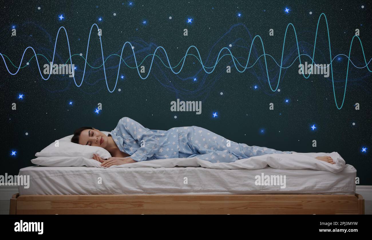 Junge Frau, die in einem bequemen Bett schläft. Gesunder zirkadianer Rhythmus und Schlafgewohnheiten Stockfoto
