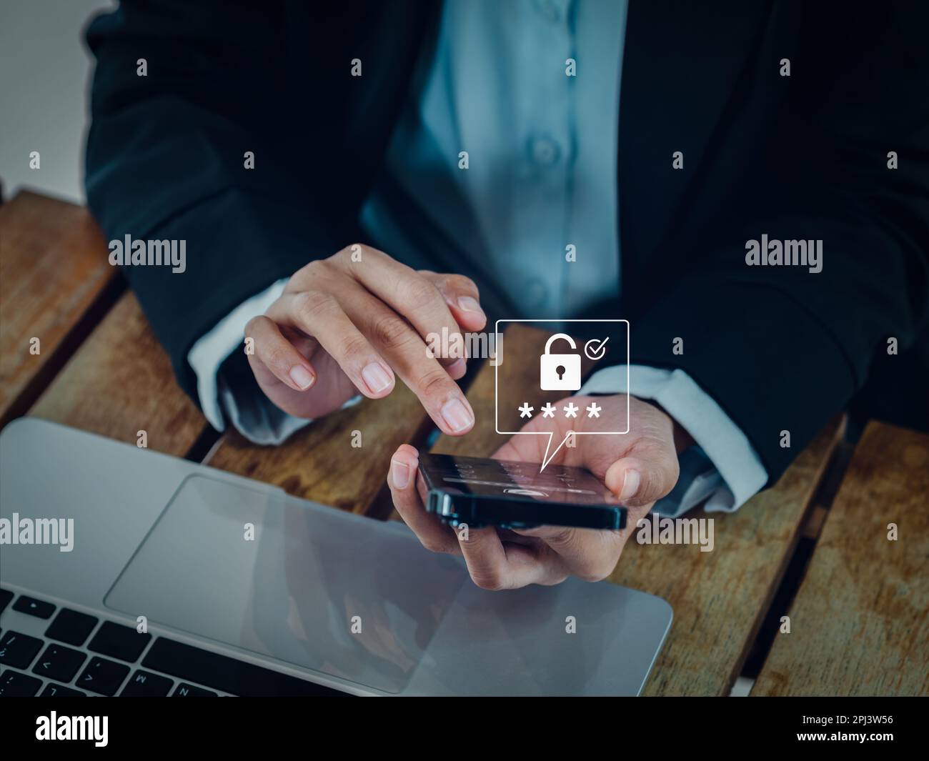 Freigeschaltetes Mobiltelefon, Konzepte der Cyber-Sicherheit. Vorhängeschloss- und Passcode-Symbol, das nach der Passwortprüfung in den Händen des Smartphones angezeigt wird Stockfoto