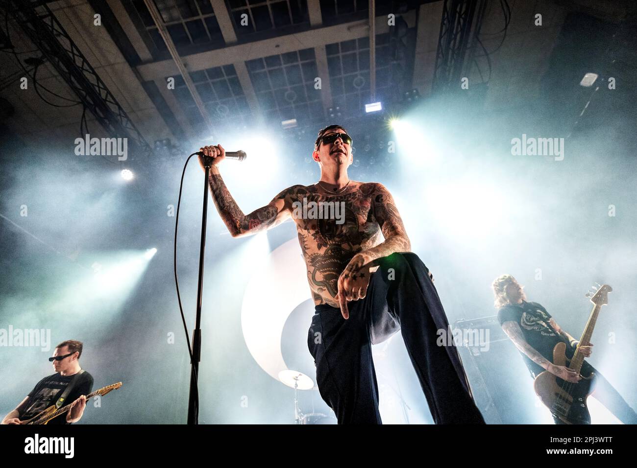 Oslo, Norwegen. 30. März 2023. Die schwedische Punk-Band Viagra Boys spielt ein Live-Konzert im Rockefeller in Oslo. Hier ist Sebastian Murphy live auf der Bühne zu sehen. (Foto: Gonzales Photo/Alamy Live News Stockfoto