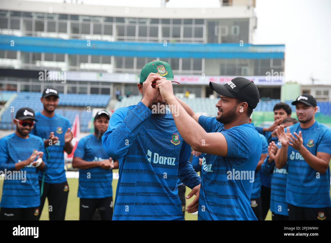 Bangladesch Cricketer Leg Spiner Debütant Rishad Hossain bekommt T20I Mütze von Captain Shakib Al Hasan im Zahur Ahmed Chowdhury Stadium, Sagorika, Cha Stockfoto