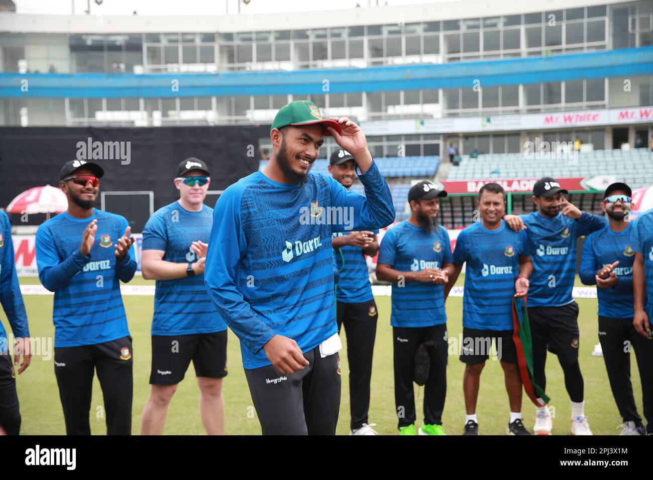 Bangladesch Cricketer Leg Spiner Debütant Rishad Hossain bekommt T20I Mütze von Captain Shakib Al Hasan im Zahur Ahmed Chowdhury Stadium, Sagorika, Cha Stockfoto