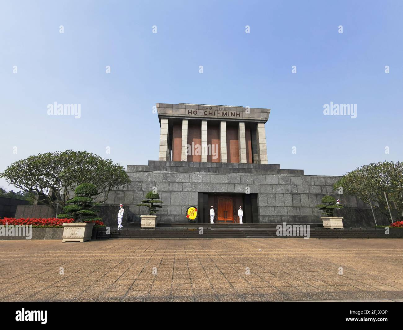 Hanoi, Vietnam. 27. Februar 2023. Wachen stehen am Eingang zum Ho Chi Minh Mausoleum. Kredit: Alexandra Schuler/dpa/Alamy Live News Stockfoto