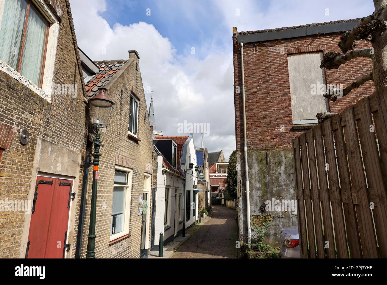 Alte Häuser in der Dorpsstraat im Dorf Moordrecht als Teil des Dyke entlang des Flusses Hollandsche IJssel in den Niederlanden Stockfoto