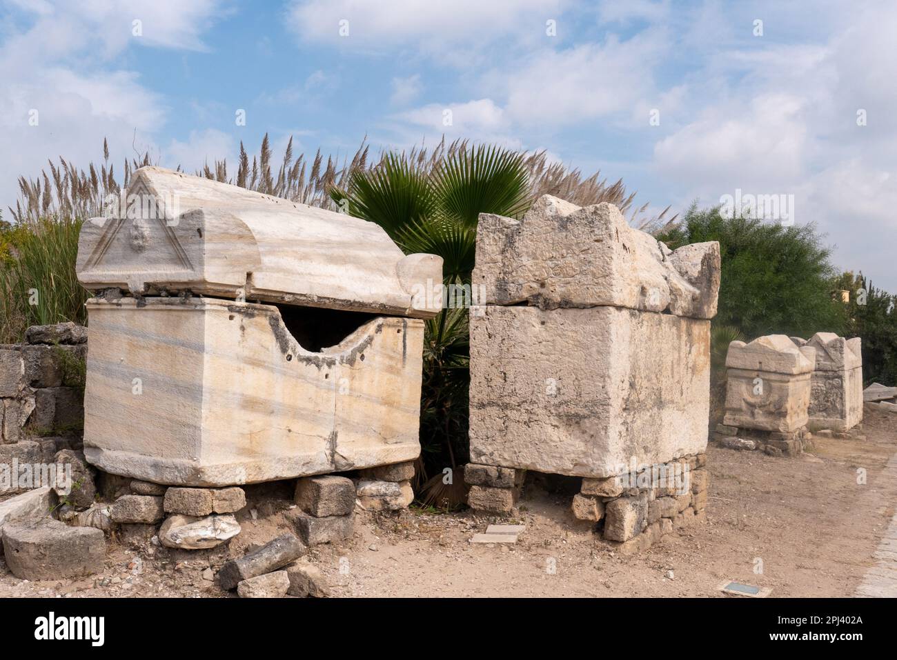 Sarkophag in der Al-Bass-Tyre-Nekropole. Roman bleibt in Tyre. Tyre ist eine alte phönizische Stadt im Libanon Stockfoto
