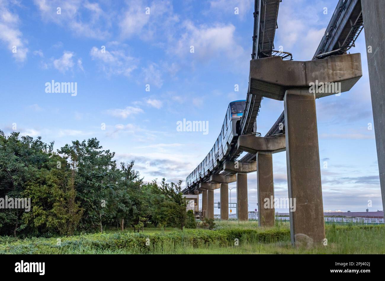 Blick auf die Haneda Express-Einschienenbahn, die Tokio mit dem Haneda Airport, Japan, verbindet. Stockfoto