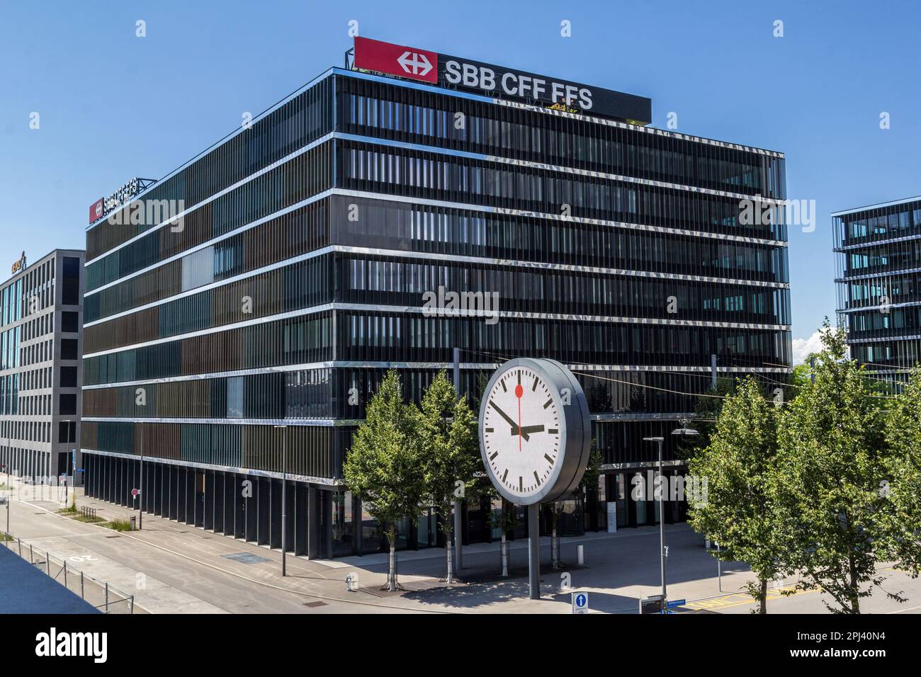 Wankdorf, Schweiz - Juli 10. 2021: Hauptsitz des staatlichen Schweizer Eisenbahnunternehmens SBB oder CFF oder FFS. Die riesige Digitaluhr an der Seite Stockfoto
