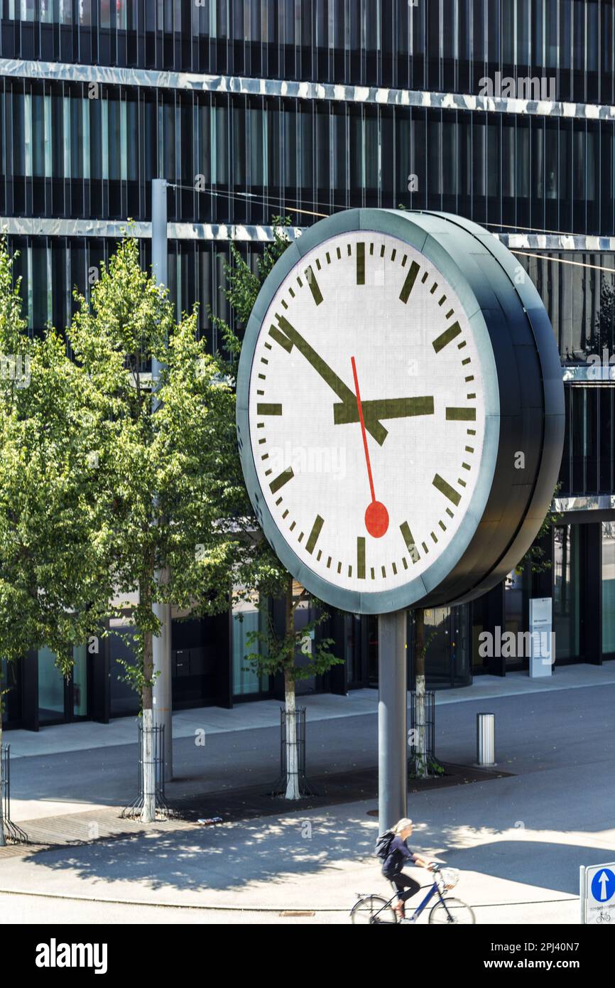 Wankdorf, Schweiz - Juli 10. 2021: Die riesige Digitaluhr am Hauptsitz des schweizerischen staatlichen Eisenbahnunternehmens SBB oder CFF oder FFS. Symbolisieren Stockfoto