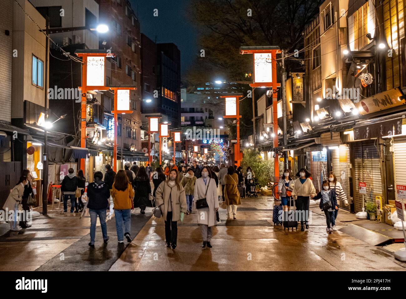 Nachtstraße im traditionellen Stadtteil Asakusa in Tokio, Japan Stockfoto