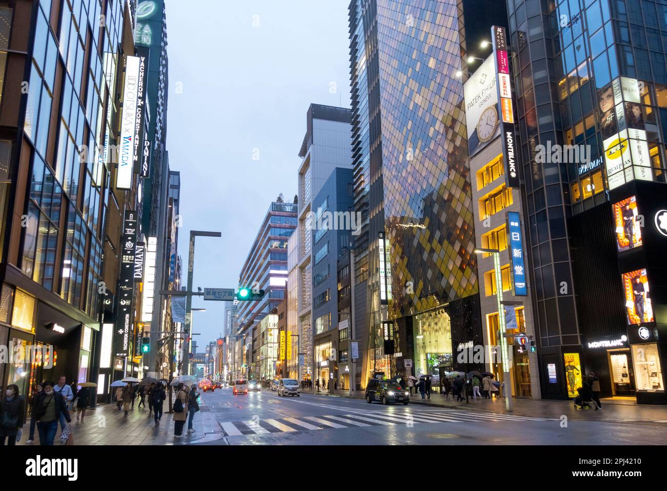 Abendlicher Blick entlang der futuristischen Einkaufsstraße im Einkaufsviertel Ginza, Tokio, Japan Stockfoto
