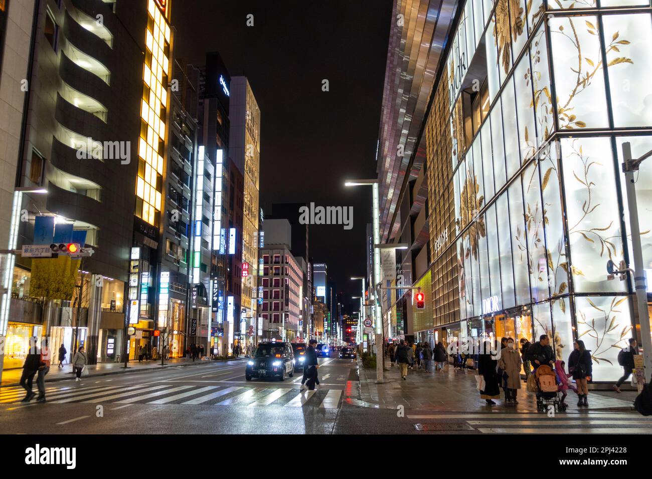 Abendlicher Blick entlang der futuristischen Einkaufsstraße im Einkaufsviertel Ginza, Tokio, Japan Stockfoto