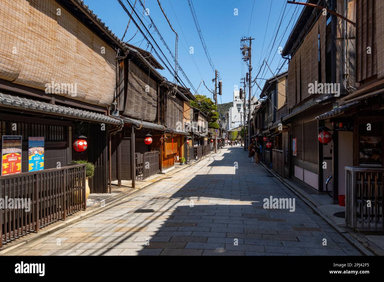 Sehen Sie die traditionelle Straße gesäumt mit Teehäusern in Shirakawa, Gion, Kyoto, Japan Stockfoto