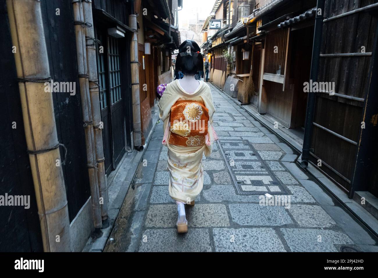 Eine Geisha auf der Straße in Gion, Kyoto, Japan Stockfoto