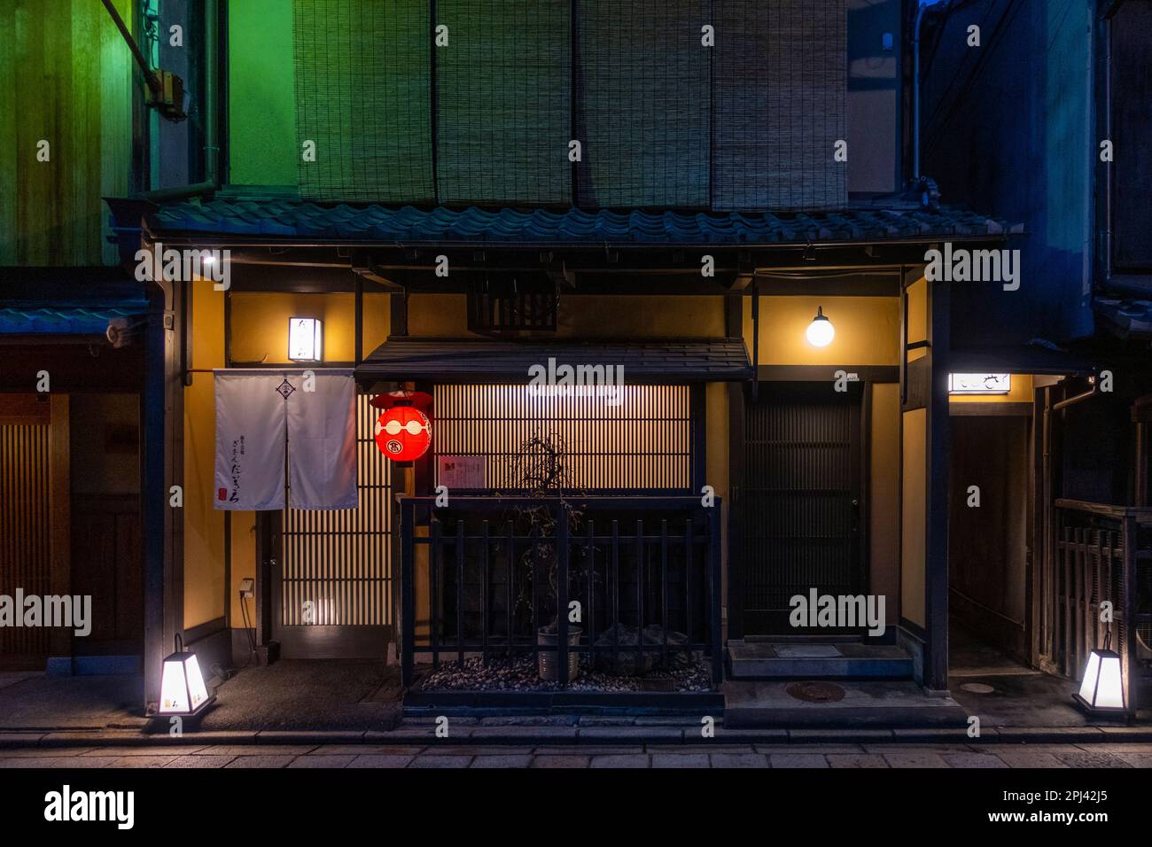Traditionelles Teehaus bei Nacht in der Gegend von Shirakawa in Gion, Kyoto, Japan Stockfoto