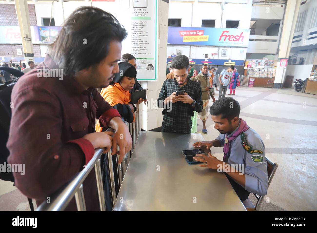 Ein neues System, das von der Bangladesch Railway eingeführt wurde, verlangt, dass alle Fahrgäste ihre Identität durch Registrierung mit ihrem NID oder ihrer Geburtsurkunde überprüfen lassen Stockfoto