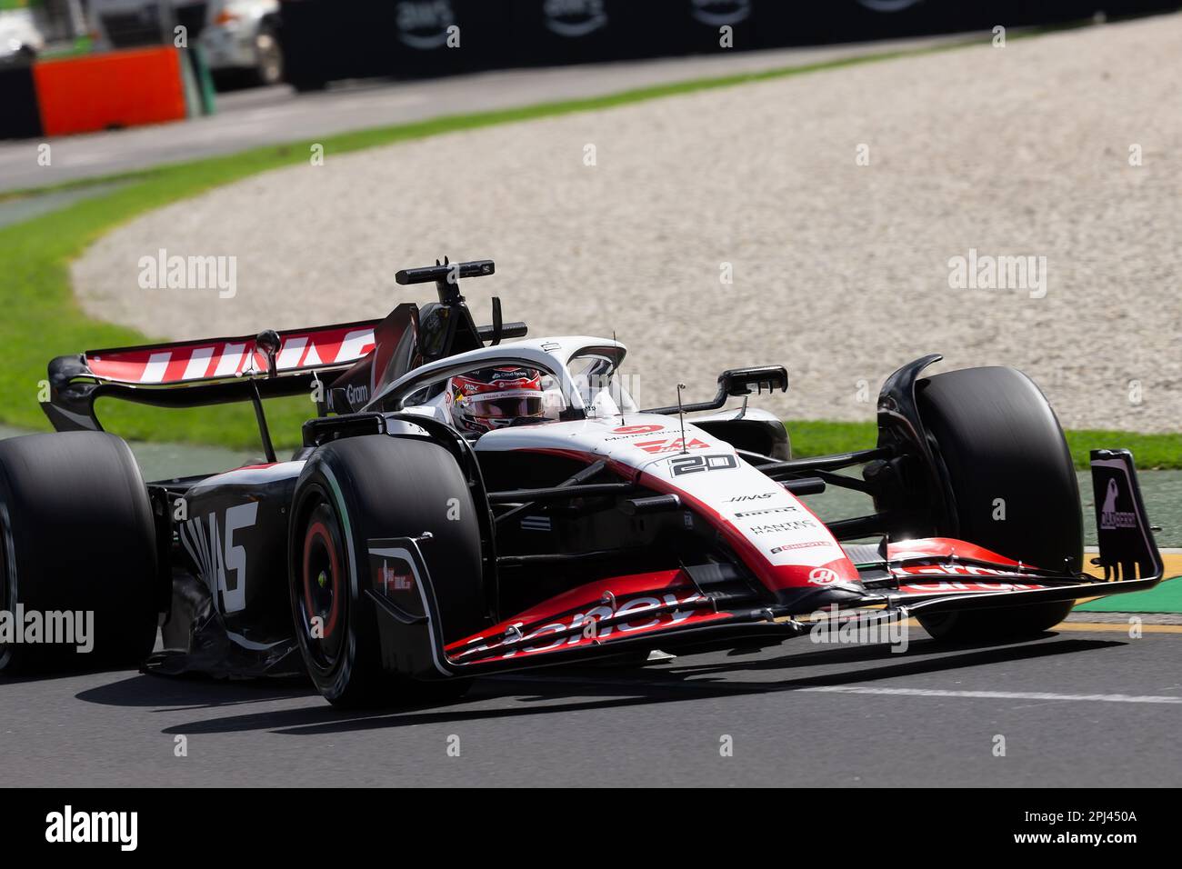Melbourne, Australien, 31. März 2023. Kevin Magnussen (20) auf dem Weg zum MoneyGram Haas F1 Team während des Formel 1-Trainings beim australischen Formel 1 Grand Prix am 31. März 2023 auf dem Melbourne Grand Prix Circuit in Albert Park, Australien. Kredit: Dave Hewison/Speed Media/Alamy Live News Stockfoto