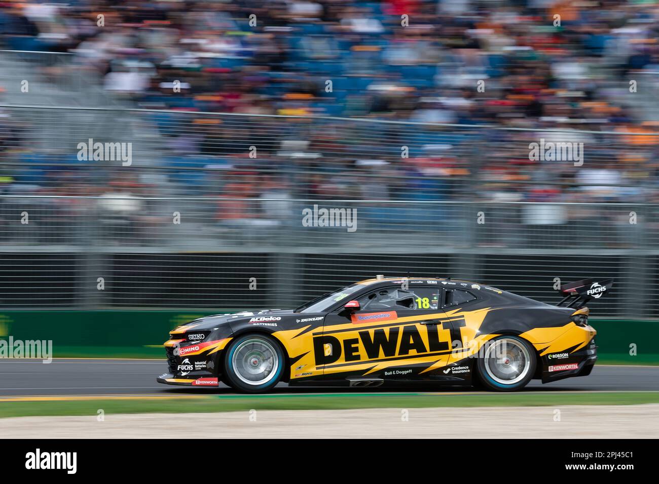 Melbourne, Australien, 31. März 2023. Mark Winterbottom (18) fährt für Team 18 während des Supercars-Rennens 2 beim australischen Formel 1 Grand Prix am 31. März 2023 auf der Melbourne Grand Prix Circuit in Albert Park, Australien. Kredit: Dave Hewison/Speed Media/Alamy Live News Stockfoto