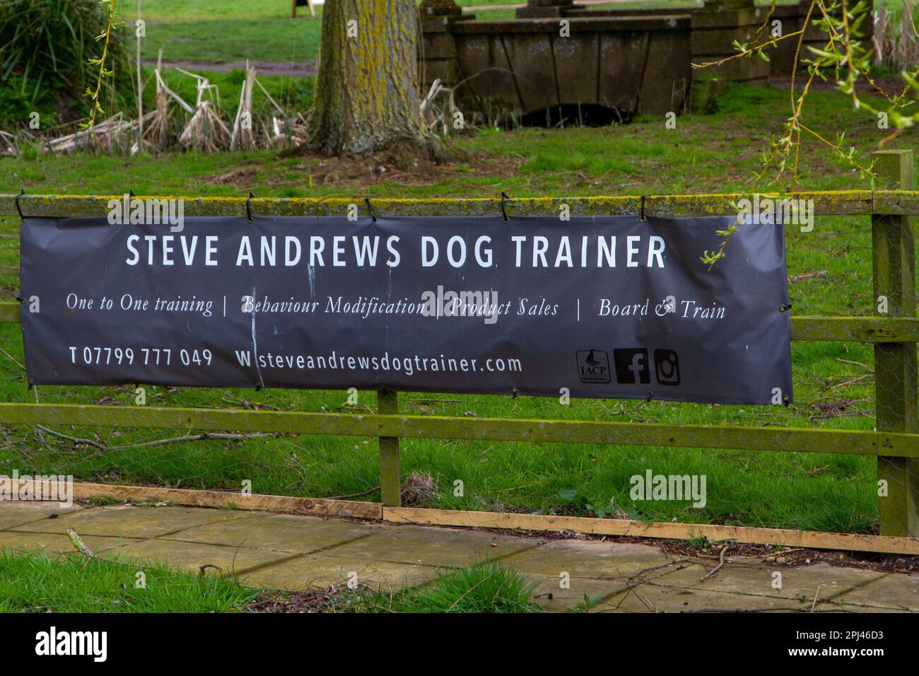 Werbebanner in einem Woodbridge Park für Steve Andrews Dog Trainer Stockfoto