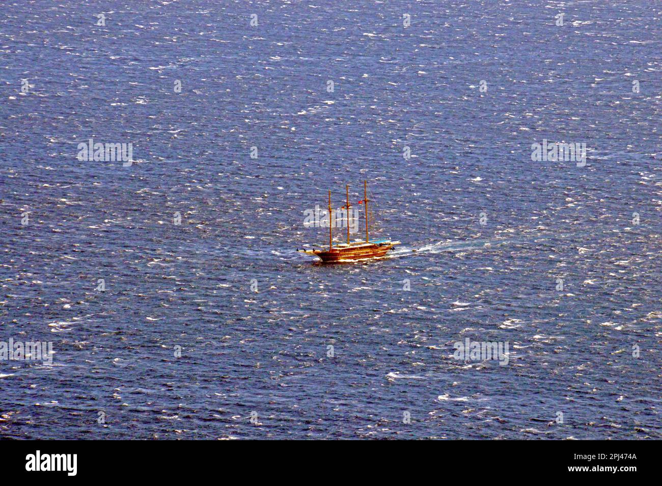 Türkei, Antalya, Lycia: Türkisches Segelboot 'Bahriyeli C' nähert sich Kalkan vom offenen Meer. Stockfoto
