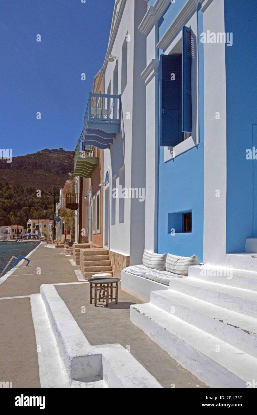 Griechenland, Insel Kastellorizo, Megisti: Neu restaurierte Fassaden am Kai. Stockfoto