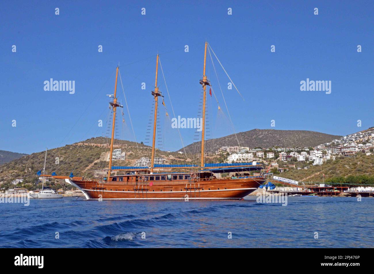Türkei, Antalya, Lycia, Kalkan: Das türkische Segelschiff 'Bahriyeli C' ankerte vor Kalkan, die Hafenanlegestelle ist nicht verfügbar. Stockfoto