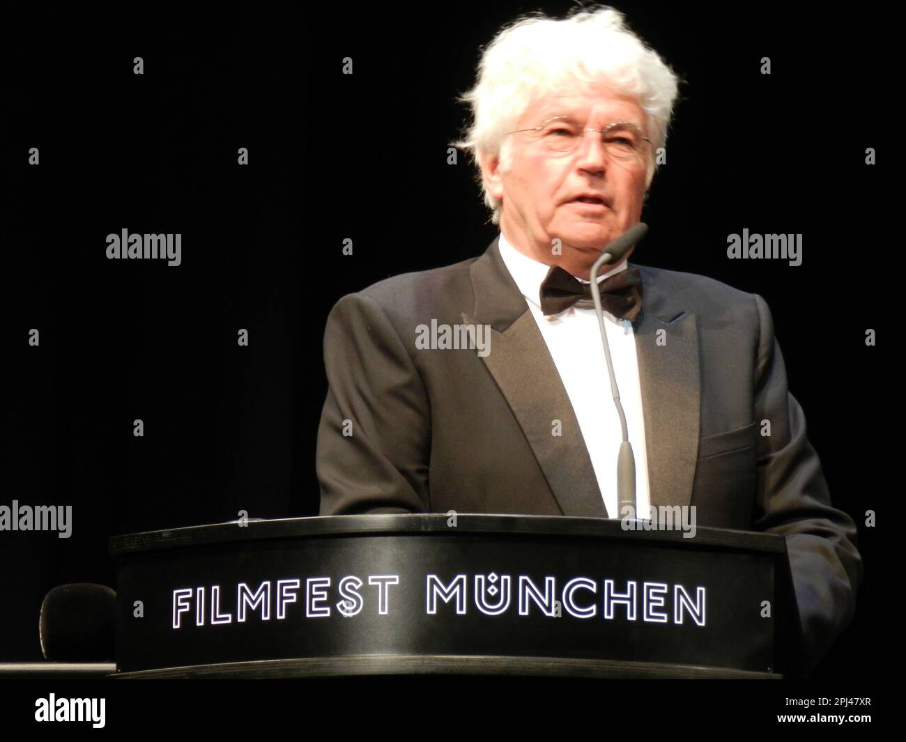 Filmregisseur Jean-Jacques Annaud erhält den Cine Merit Award beim Münchner Filmfestival 33. im Carl-Orff-Saal des Gasteig in München am 29 Stockfoto