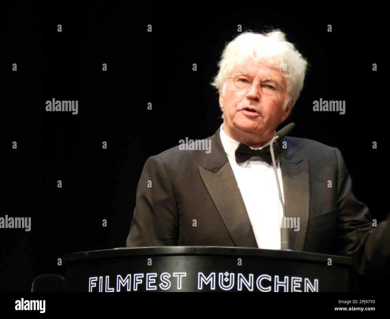 Filmregisseur Jean-Jacques Annaud erhält den Cine Merit Award beim Münchner Filmfestival 33. im Carl-Orff-Saal des Gasteig in München am 29 Stockfoto