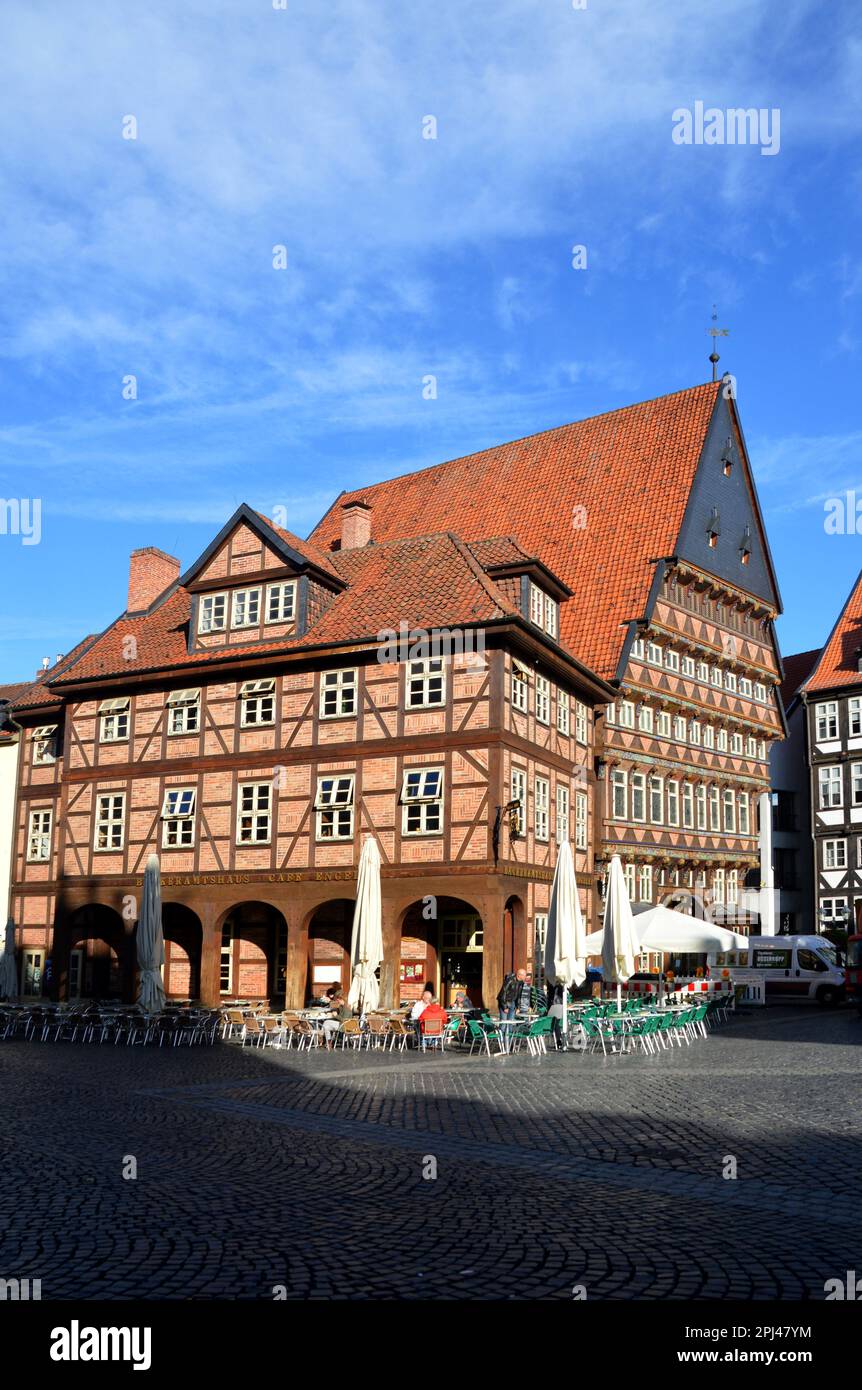 Deutschland, Niedersachsen, Hildesheim: Das gotische Knochenhaueramtshaus mit Renaissance-Dekoration (1529) und das kleinere Bäckeramtshaus (1825) in der Nähe Stockfoto