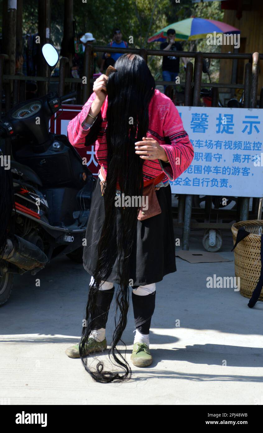 Volksrepublik China, Provinz Guangxi, Dazhai: In diesem Dorf lassen die Yao-Frauen ihr Haar auf seine volle Länge wachsen, aber halten es fest Stockfoto