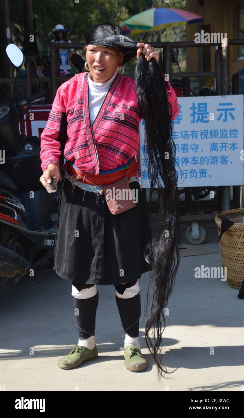 Volksrepublik China, Provinz Guangxi, Dazhai: In diesem Dorf lassen die Yao-Frauen ihr Haar auf seine volle Länge wachsen, aber halten es fest Stockfoto