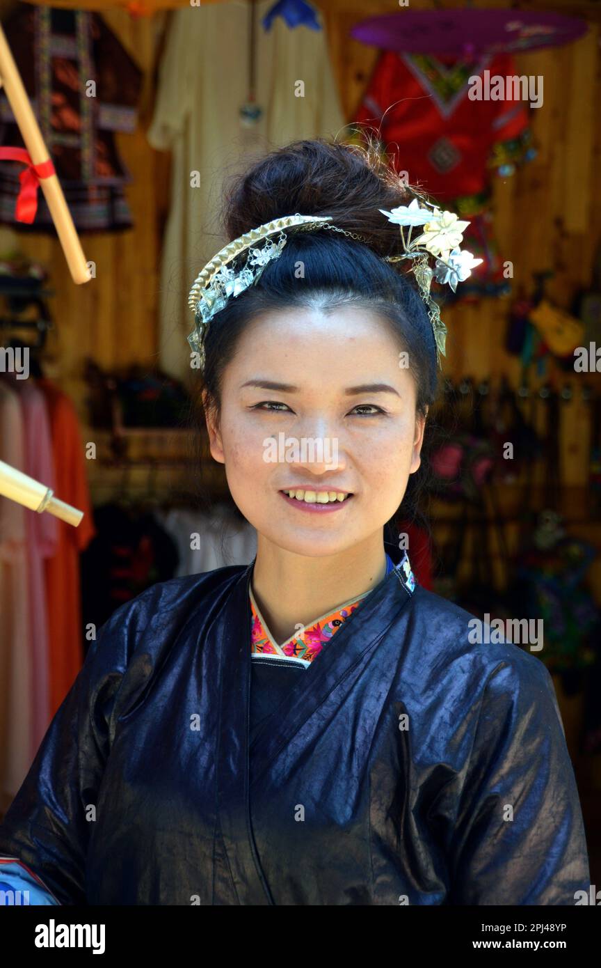 Volksrepublik China, Provinz Guizhou, Dorf Basha/Biasha Miao: Hübsches Miao-Mädchen in der traditionellen schwarzen, gehämmerten Stoffjacke. Stockfoto