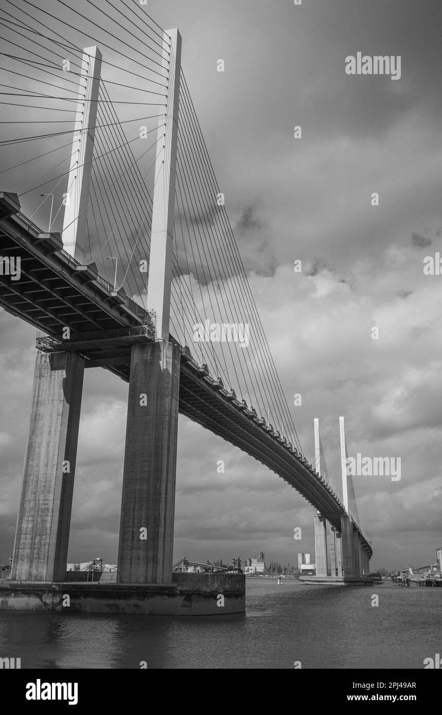 Blick auf die Kreuzung Dartford und die Brücke QE2, die Kent und Essex östlich von London, Großbritannien, verbindet. Stockfoto