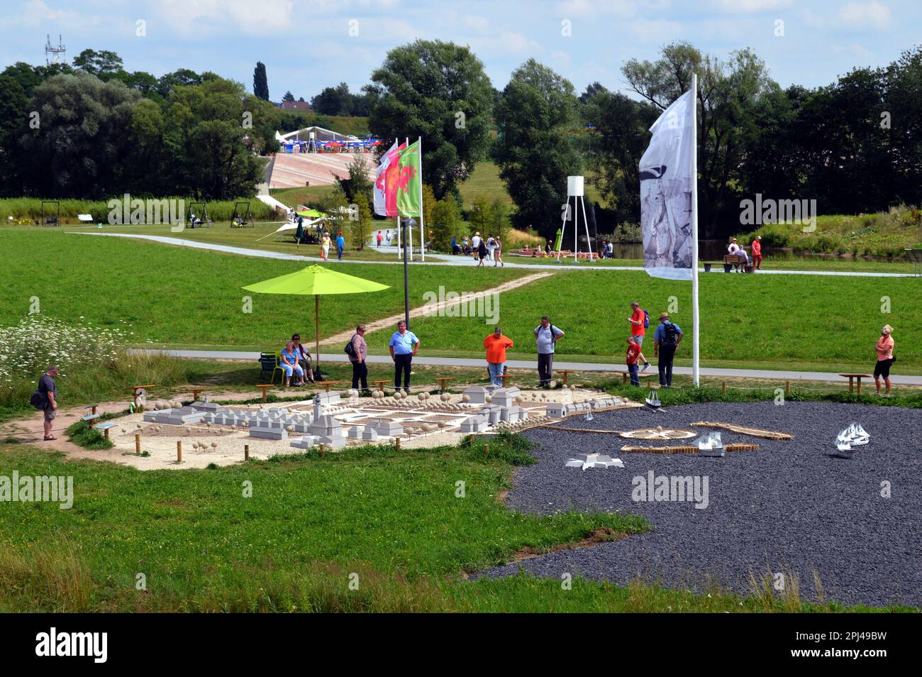 Deutschland, Bayern, Bayreuth, Landesgartenschau 2016 (Gartenschau): Modelldorf St. Georgen mit seinem See (Kies) ca. 1760. Stockfoto
