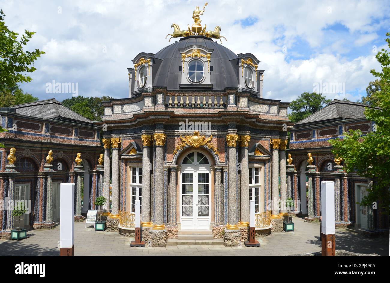 Deutschland, Bayern, Bayreuth: Rückansicht des Sonnentempels von Apollo, Teil der halbmondförmigen Neuen Burg (1750) auf dem Gelände der Eremitage, Th Stockfoto