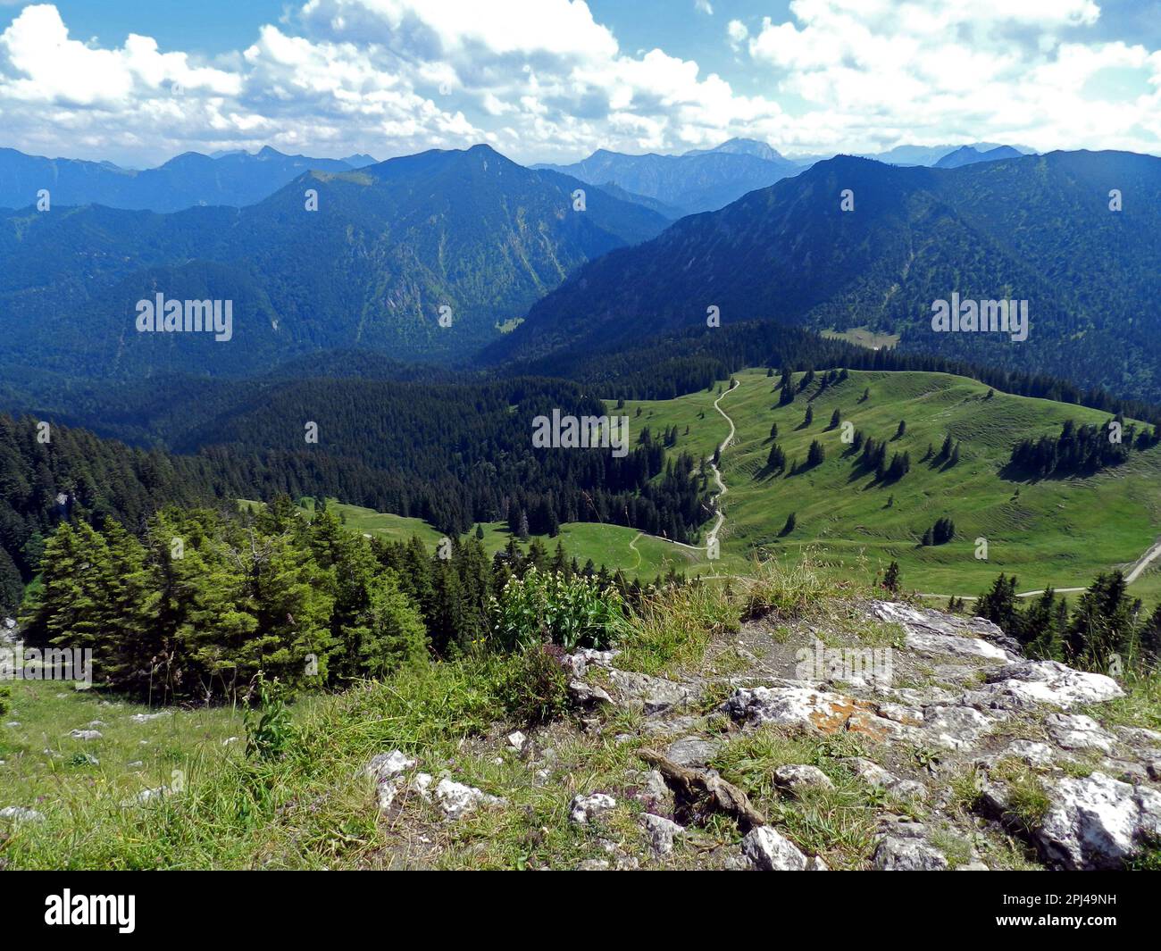 Deutschland, Oberbayern, Bad Wiessee: Blick auf den Weg zum Fockenstein, vom Gipfel (1562 Meter) in den Bayerischen Alpen aus gesehen. Stockfoto