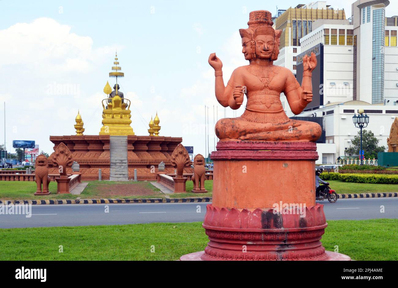 Kambodscha, Phnom Penh: Samdech Hun Sen Park, mit dem neuen Naga World Hotel and Entertainment Complex im Hintergrund. Stockfoto