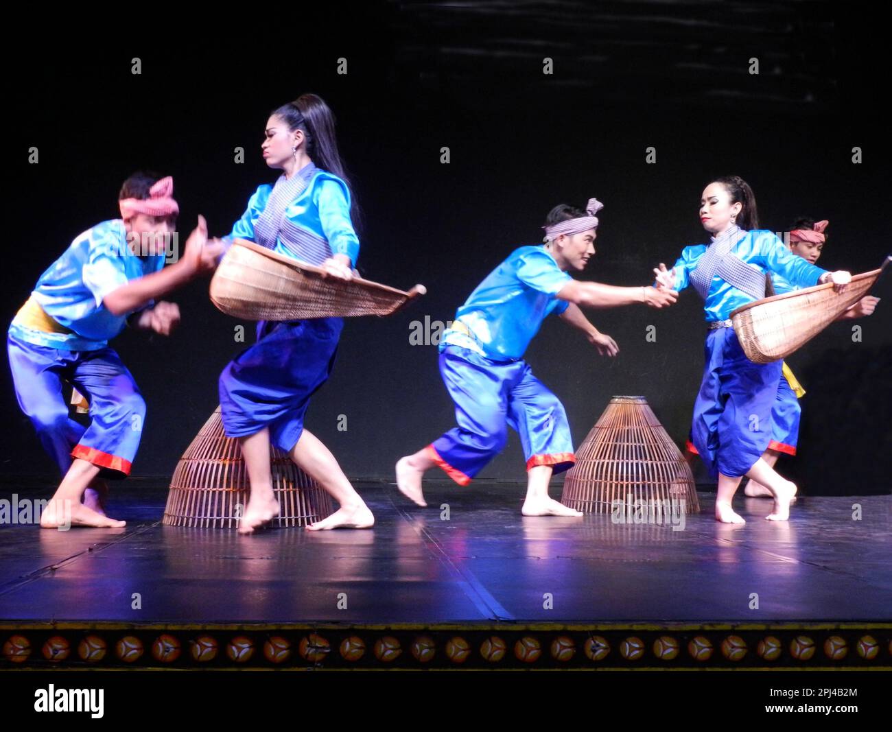 Kambodscha, Phnom Penh: Traditionelle Tanzvorstellung im Nationalmuseum, einschließlich einer Vielzahl klassischer und folkloristischer Tänze. Fisher-Tanz. Stockfoto