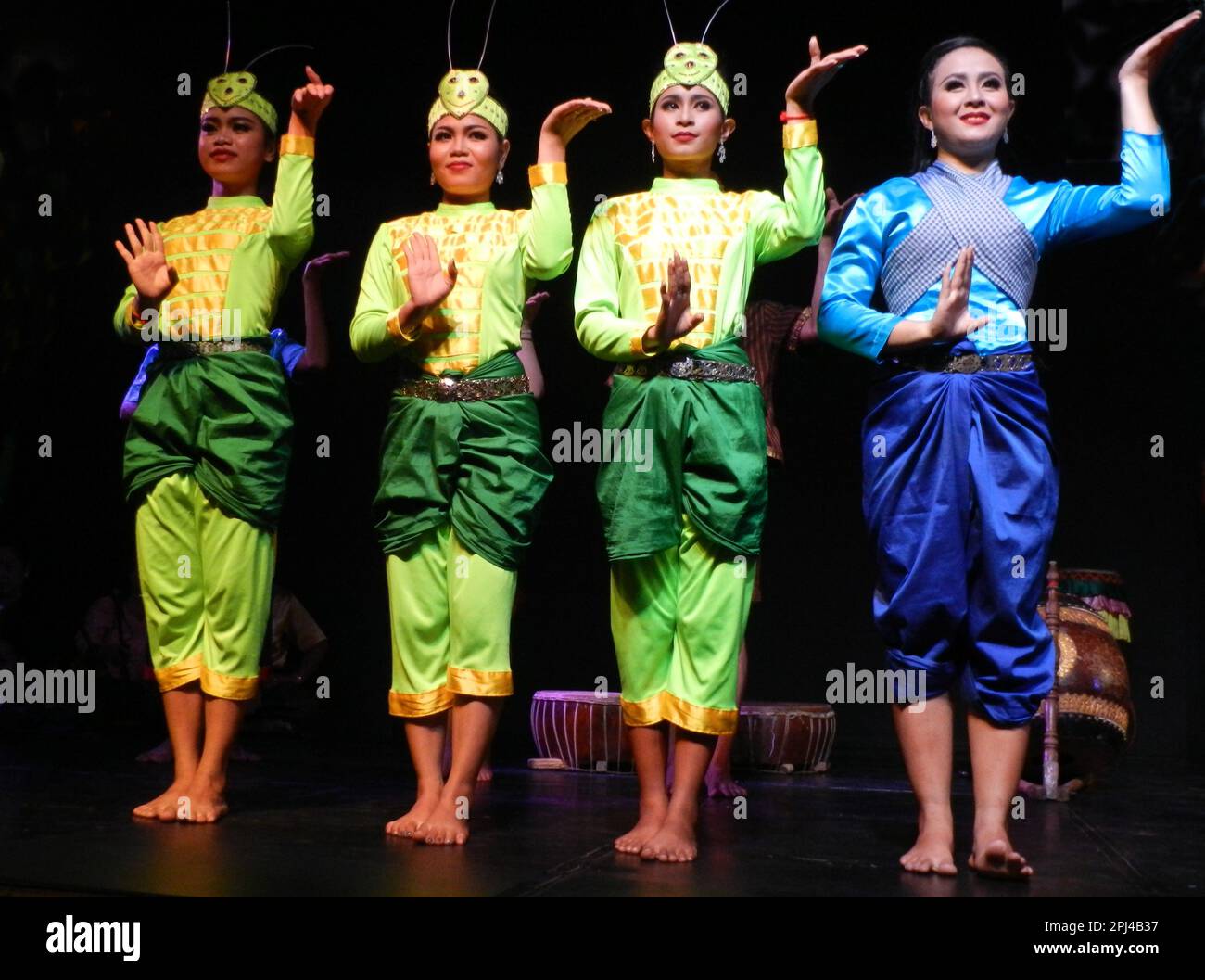 Kambodscha, Phnom Penh: Traditionelle Tanzvorstellung im Nationalmuseum, einschließlich einer Vielzahl klassischer und folkloristischer Tänze. Das Finale. Stockfoto