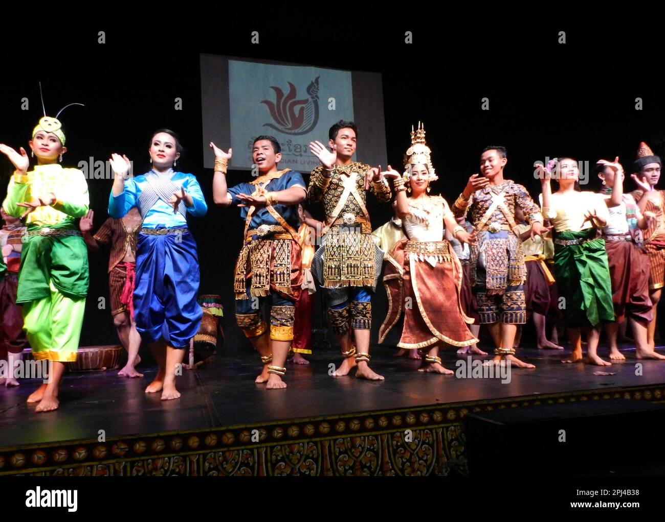 Kambodscha, Phnom Penh: Traditionelle Tanzvorstellung im Nationalmuseum, einschließlich einer Vielzahl klassischer und folkloristischer Tänze. Das Finale. Stockfoto