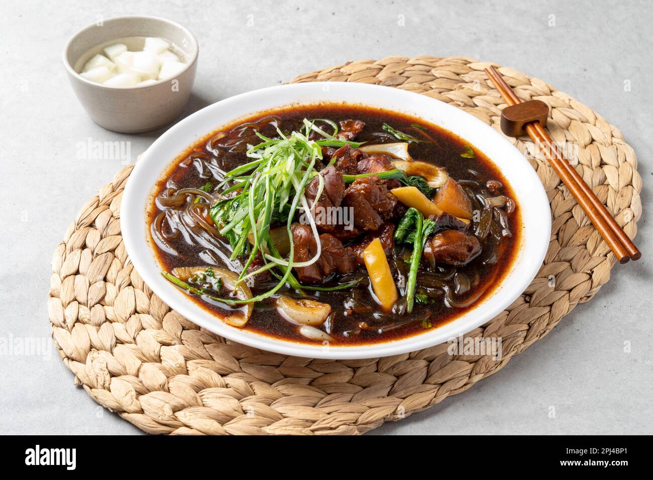 Koreanisches Essen, gedämpfte Hühnchen-Sojasoße ohne Knochen, schwarz Stockfoto