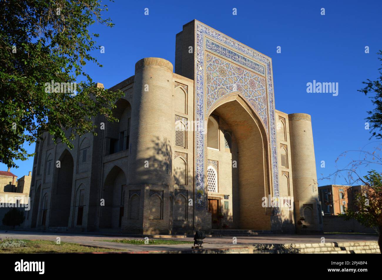 Usbekistan, Bukhara: Das 1620 erbaute Nodir Divan Begi Khanaka (ein Unterkünfte für die umherziehenden Suffs) auf der Westseite des Pools Lab-i Hauz. Stockfoto