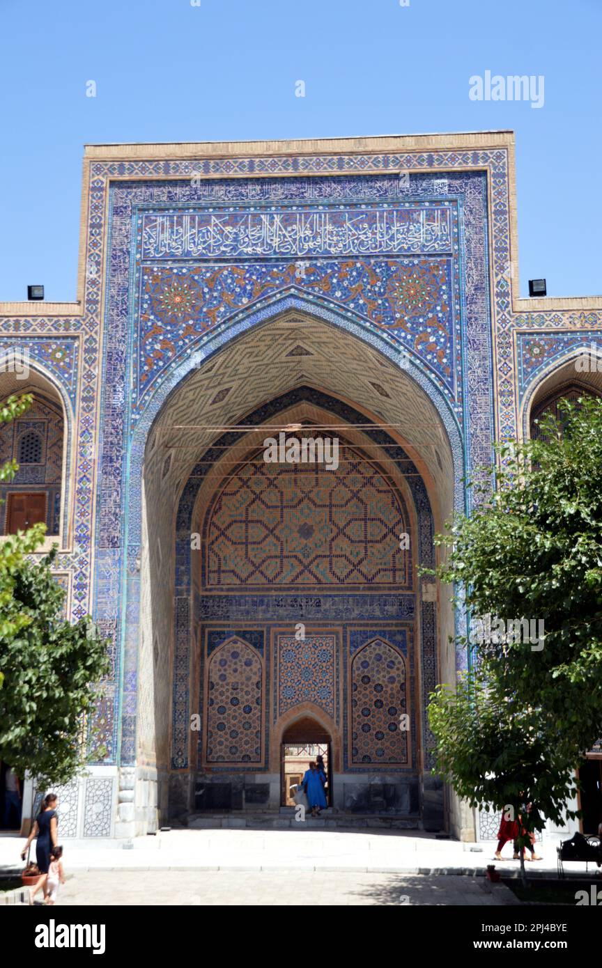 Usbekistan, Samarkand, Registan: Fassade und iwan auf der südöstlichen Seite des Innenhofs von Tilya-Kori (vergoldet) Madrasa, erbaut 1646-60. Stockfoto