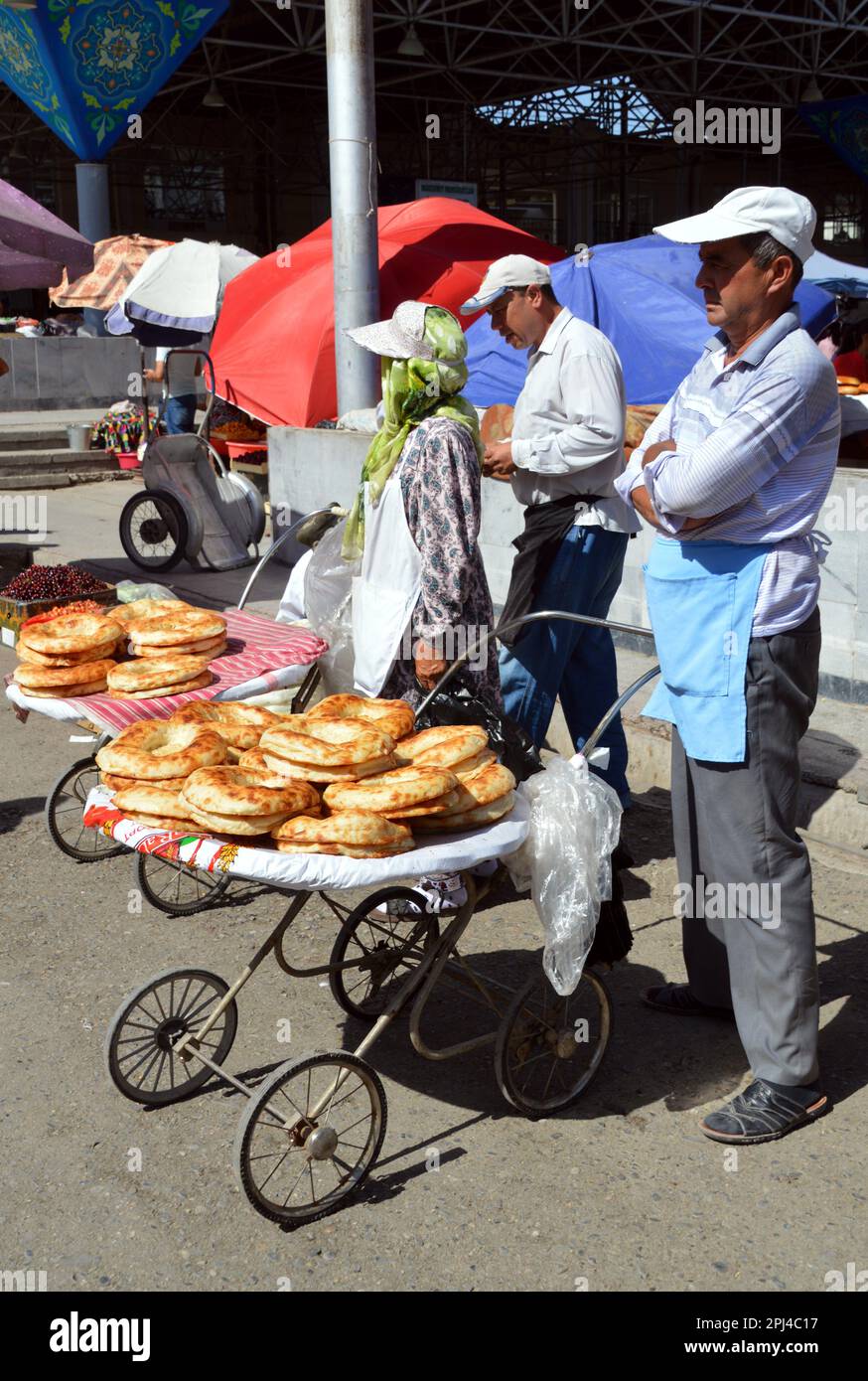 Usbekistan, Samarkand: Mobile Verkaufsstände, die frische Kuchen mit lokalem Brot auf dem Basar anbieten. Stockfoto