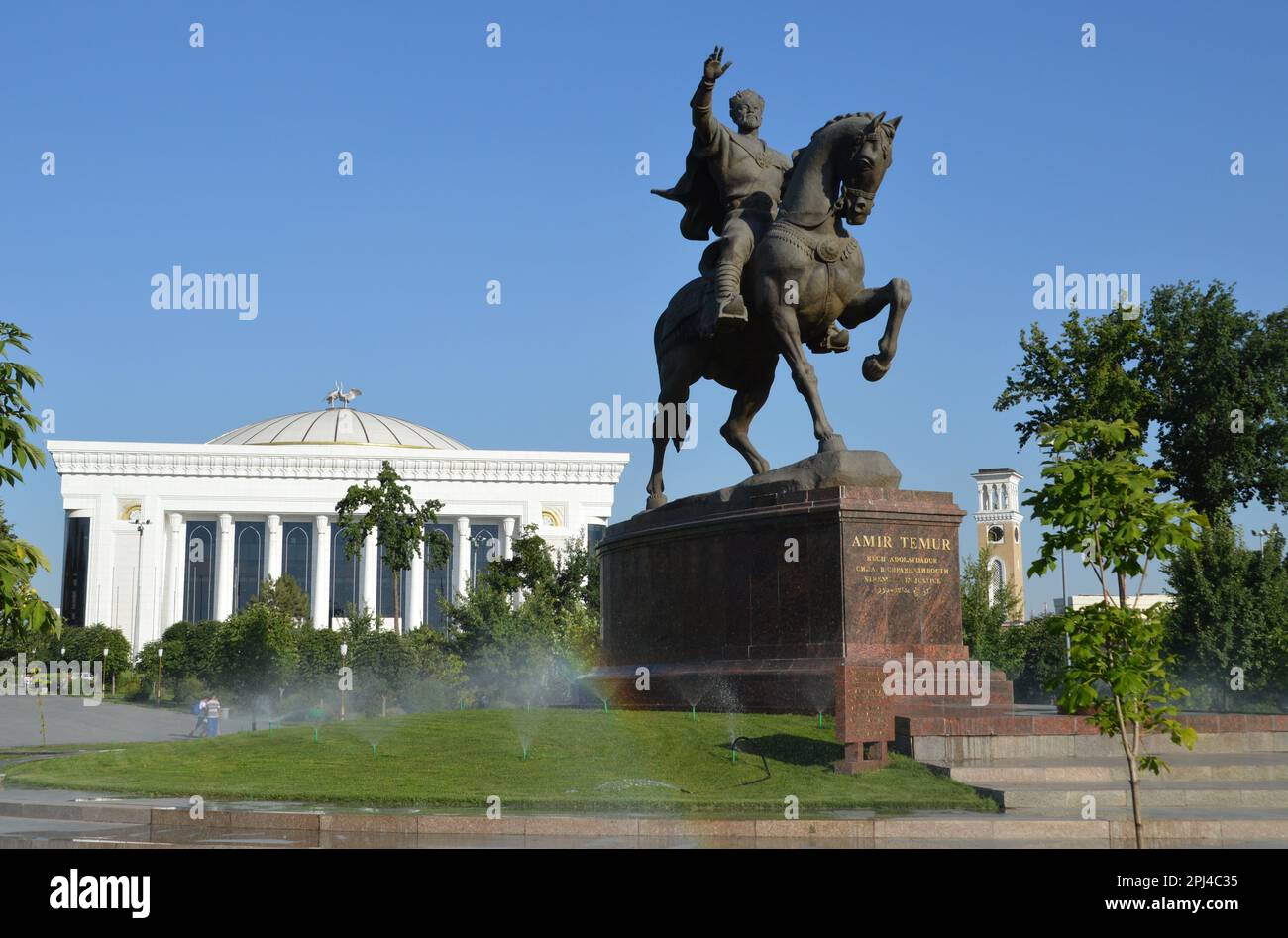 Usbekistan, Taschkent: Die Reiterstatue von Amir Timur (Tamerlaine) auf dem Amir-Timur-Platz, mit dem Palast der internationalen Foren (2009) in der BA Stockfoto