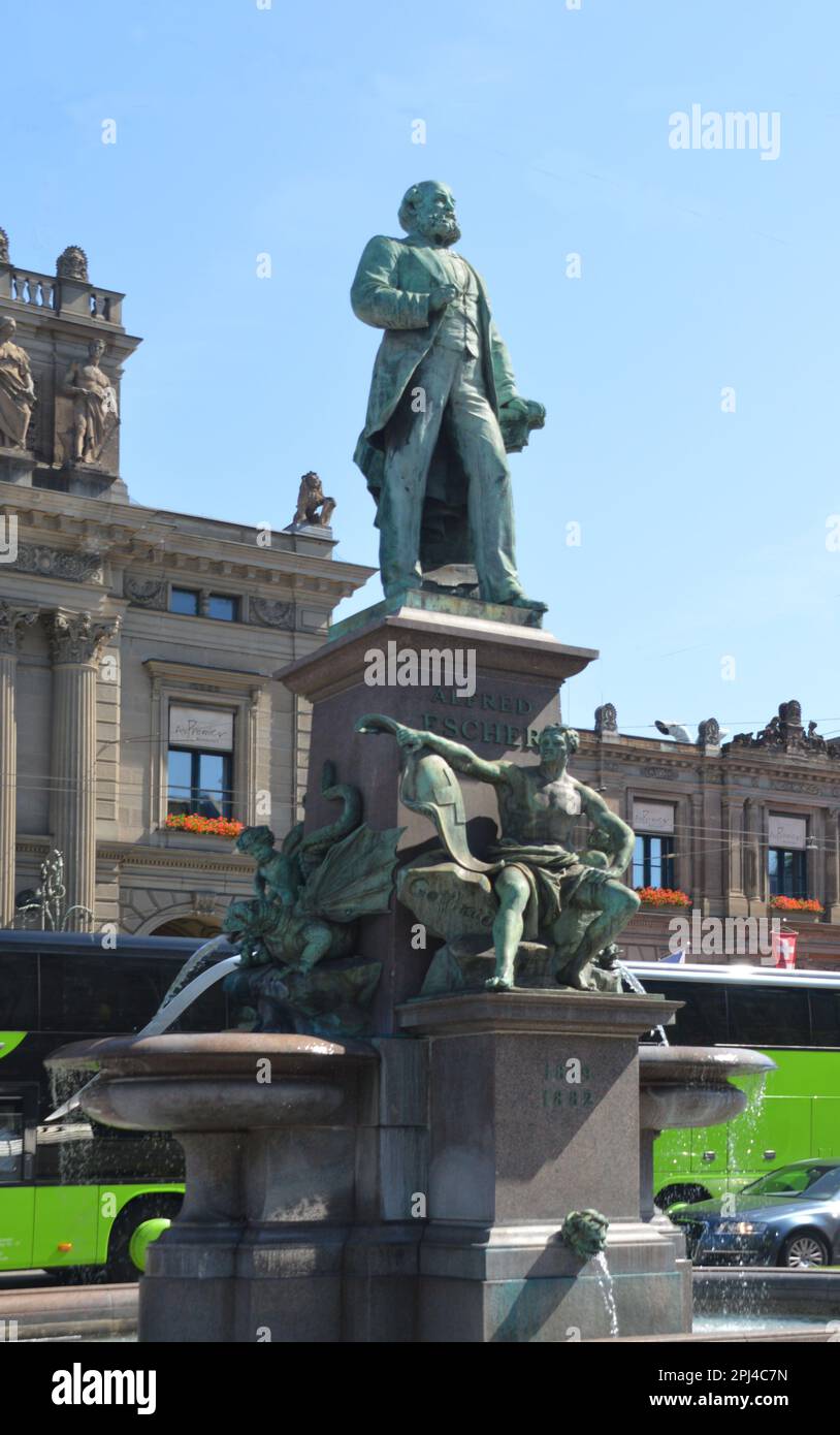 Schweiz, Zürich: Denkmal für Alfred Escher, Schweizer Politiker, Geschäftsführer und Eisenbahnpionier vor dem Bahnhof. Stockfoto