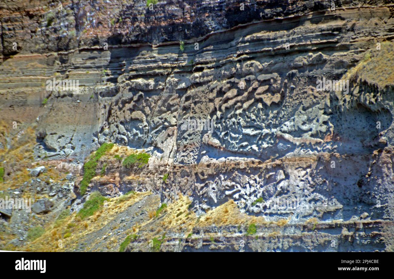 Griechenland, Insel Santorin: Bizarre und farbenfrohe Muster in den vulkanischen Klippen bei Imerovigli. Stockfoto