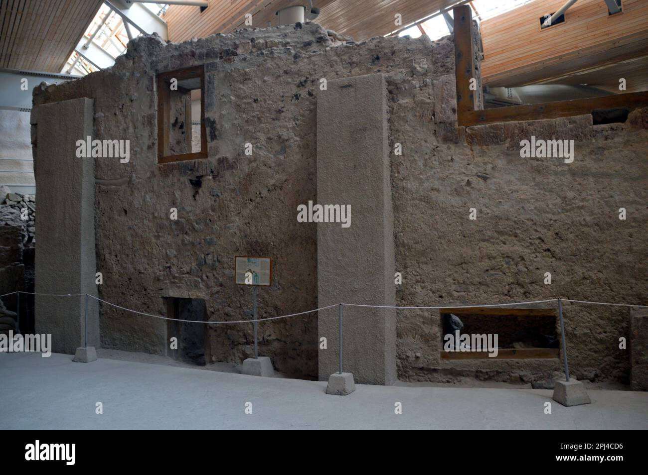 Griechenland, Insel Santorin: Archäologische Ausgrabungen einer minoischen Stadt in Akrotiri, die nach dem Ausbruch des Vulkans Thera begraben wurde Stockfoto